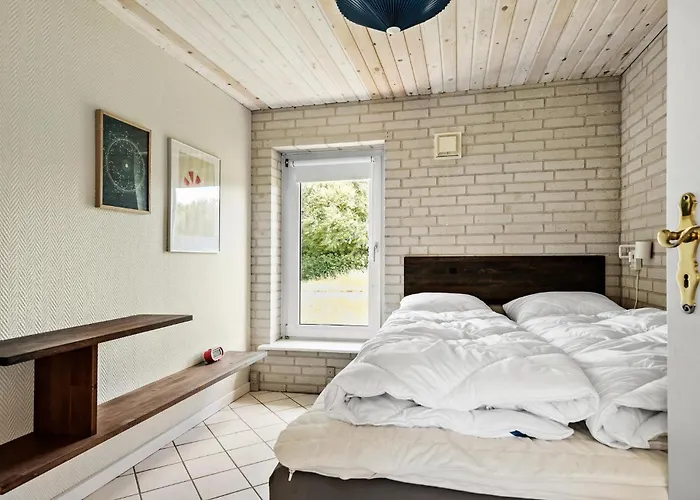 Holiday home Stunning In With Kitchen Knebel